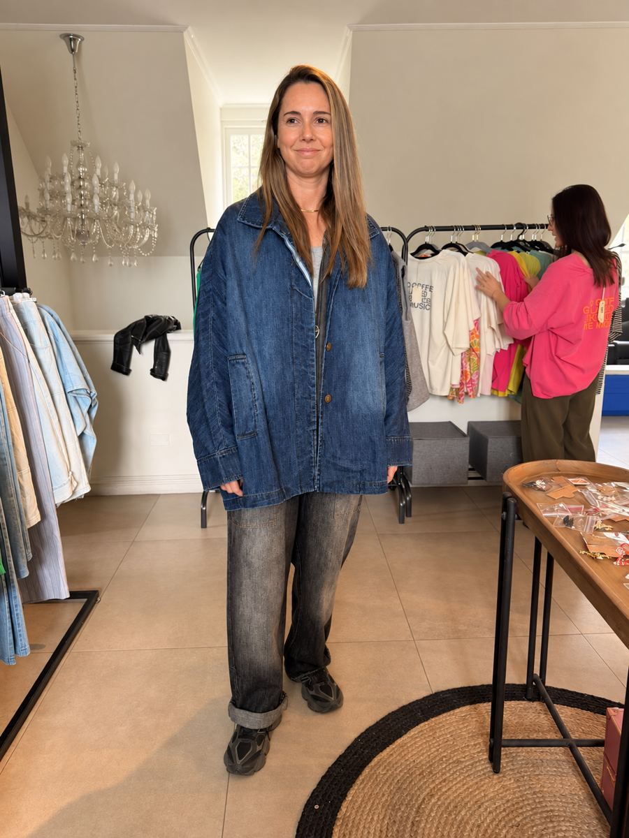 Michelle en el showroom, entre los percheros