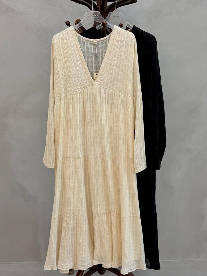 Vestido túnica Iron Fist, versión blanca junto a la negra, colgados